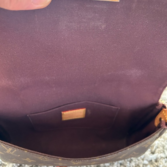 Gorgeous used crossbody. NOT AUTHENTIC!! - Picture 5 of 9